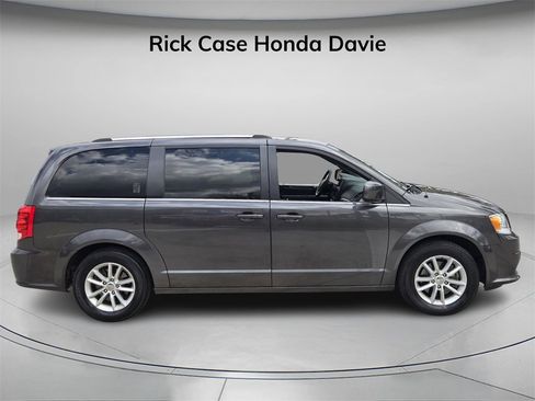 Used 2018 Dodge Grand Caravan SXT image 3