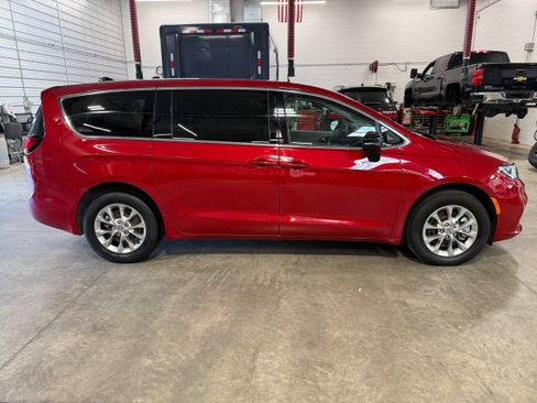Certified 2024 Chrysler Pacifica Touring-L AWD/4WD image 16