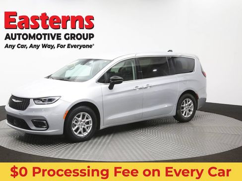 Used 2024 Chrysler Pacifica Touring-L FWD image 57