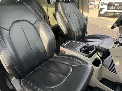 Used 2022 Chrysler Pacifica Touring-L image 27