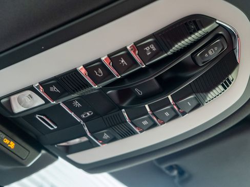 Certified 2025 Porsche Macan AWD/4WD image 33