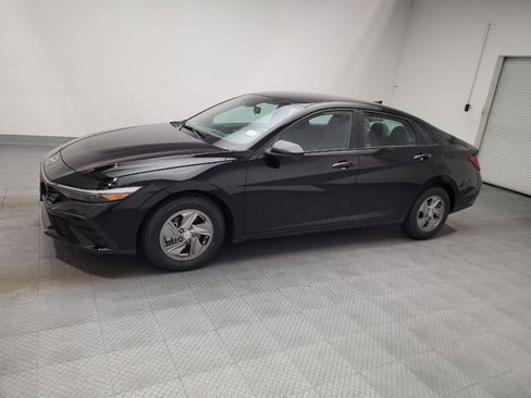 Used 2025 Hyundai Elantra SE FWD image 2