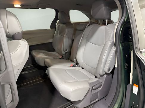 Used 2021 Toyota Sienna XLE FWD image 28
