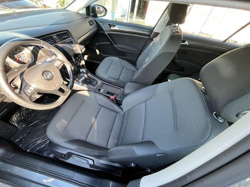 Used 2019 Volkswagen e-Golf SE w/ Driver Assistance Package image 10
