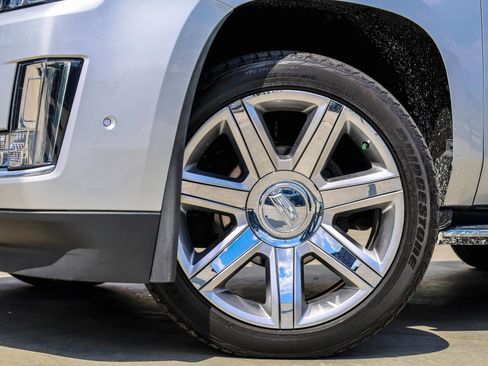 Used 2020 Cadillac Escalade Luxury RWD image 2