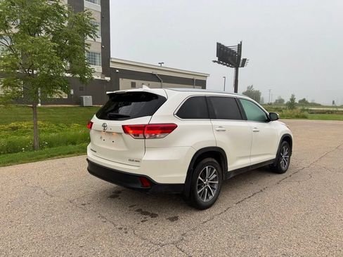Used 2019 Toyota Highlander XLE AWD/4WD image 14