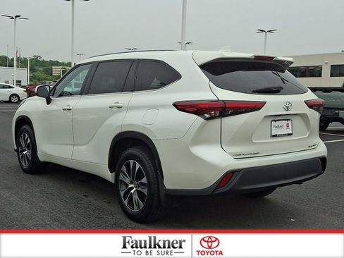 Certified 2021 Toyota Highlander XLE AWD/4WD image 4