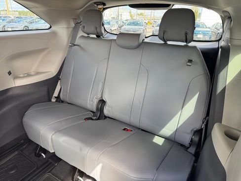 Used 2021 Toyota Sienna XLE AWD/4WD image 13