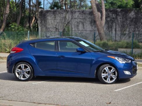 Used 2017 Hyundai Veloster Value Edition image 2