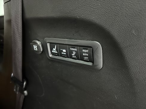 Used 2021 Chrysler Pacifica Pinnacle AWD/4WD image 39