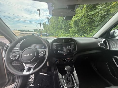 Used 2025 Kia Soul LX w/ LX Technology Package FWD image 31