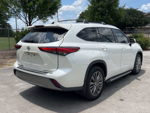 Used 2021 Toyota Highlander Platinum FWD image 3