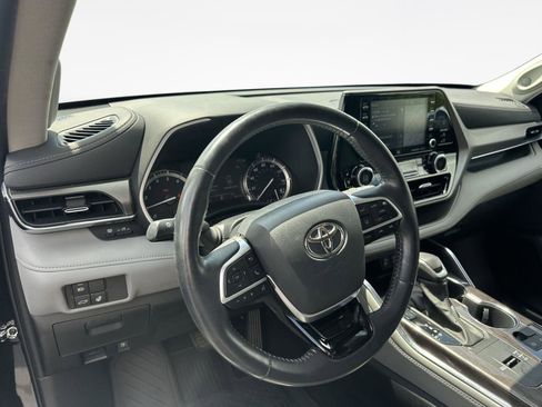 Used 2022 Toyota Highlander Limited FWD image 11