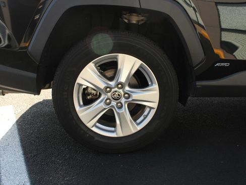 Used 2021 Toyota RAV4 LE AWD/4WD image 8