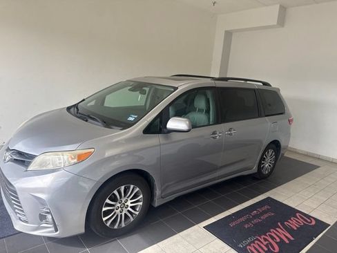 Used 2018 Toyota Sienna XLE FWD image 1