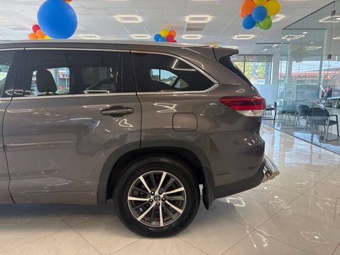 Used 2017 Toyota Highlander XLE AWD/4WD image 7
