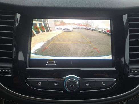 Used 2022 Chevrolet Trax LT w/ LT Convenience Package image 19