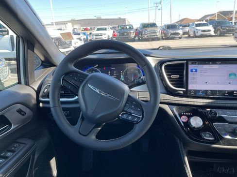 Used 2025 Chrysler Pacifica Limited image 9