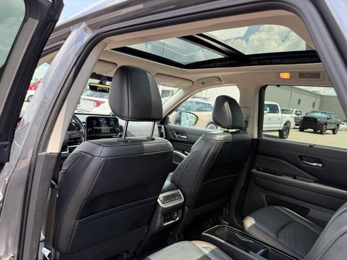 Used 2023 Nissan Pathfinder Platinum AWD/4WD image 9