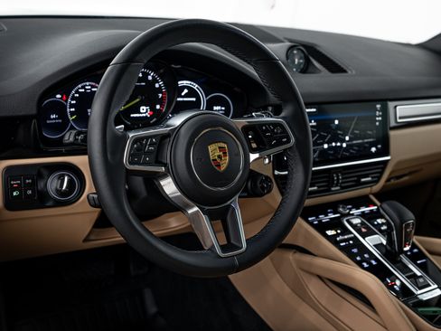 Certified 2023 Porsche Cayenne Platinum Edition image 15