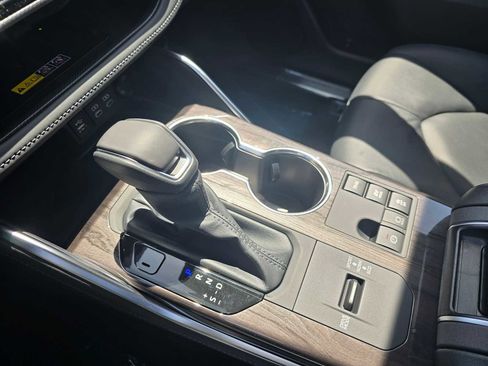 New 2026 Toyota Highlander Platinum AWD/4WD image 32