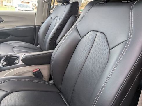 Used 2023 Chrysler Pacifica Touring-L image 25