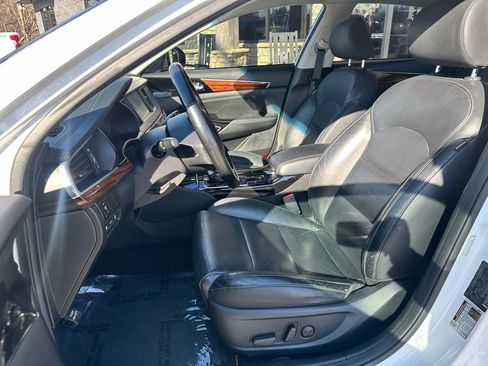 Used 2017 Kia Cadenza Premium image 10