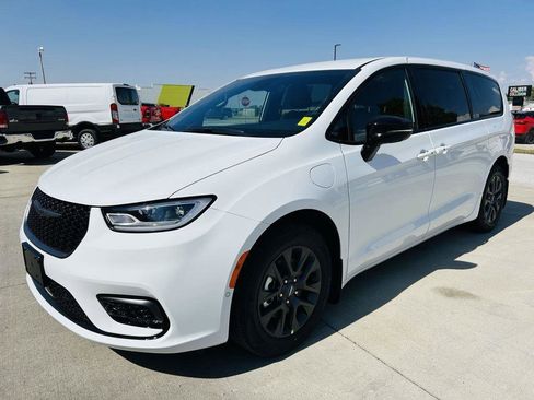 New 2026 Chrysler Pacifica Select w/ Quick Order Package 2EV image 37