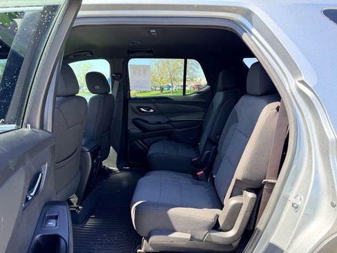 Used 2023 Chevrolet Traverse LT image 8