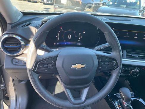 Used 2025 Chevrolet Trax LT image 27