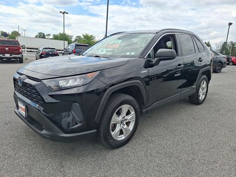 Used 2021 Toyota RAV4 LE AWD/4WD image 3