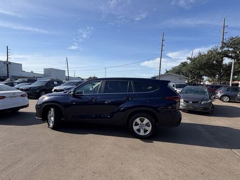 Used 2025 Toyota Highlander LE FWD image 8