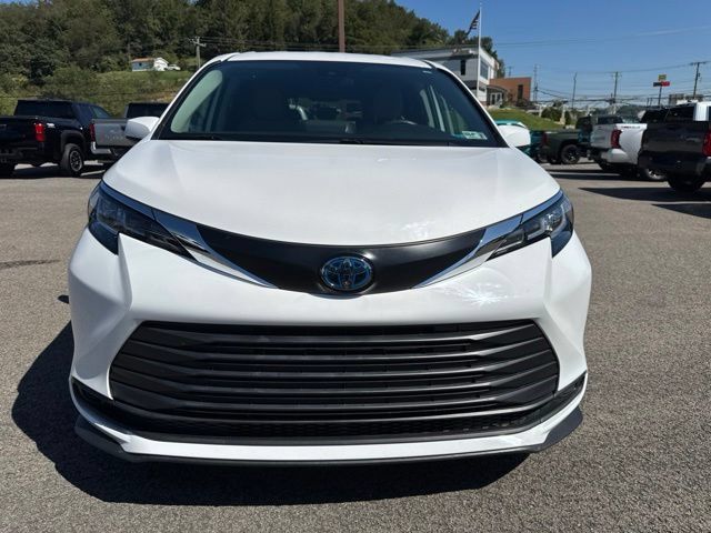Used 2023 Toyota Sienna LE AWD/4WD image 2