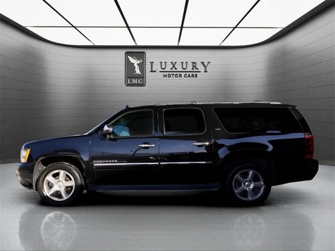 Used 2014 Chevrolet Suburban LTZ image 10