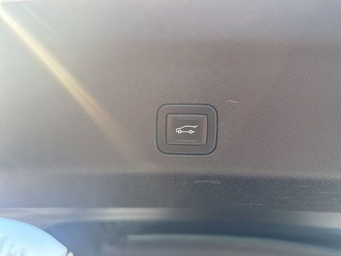 Used 2025 GMC Yukon XL Denali image 32