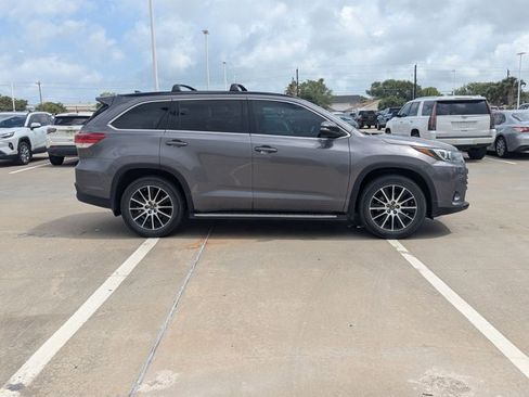 Used 2017 Toyota Highlander SE image 4