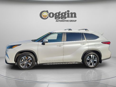 Used 2023 Toyota Highlander XLE FWD image 2