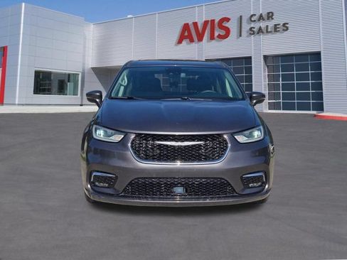Used 2023 Chrysler Pacifica Touring-L FWD image 2