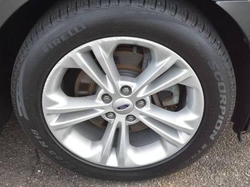 Used 2017 Ford Taurus SEL FWD image 38