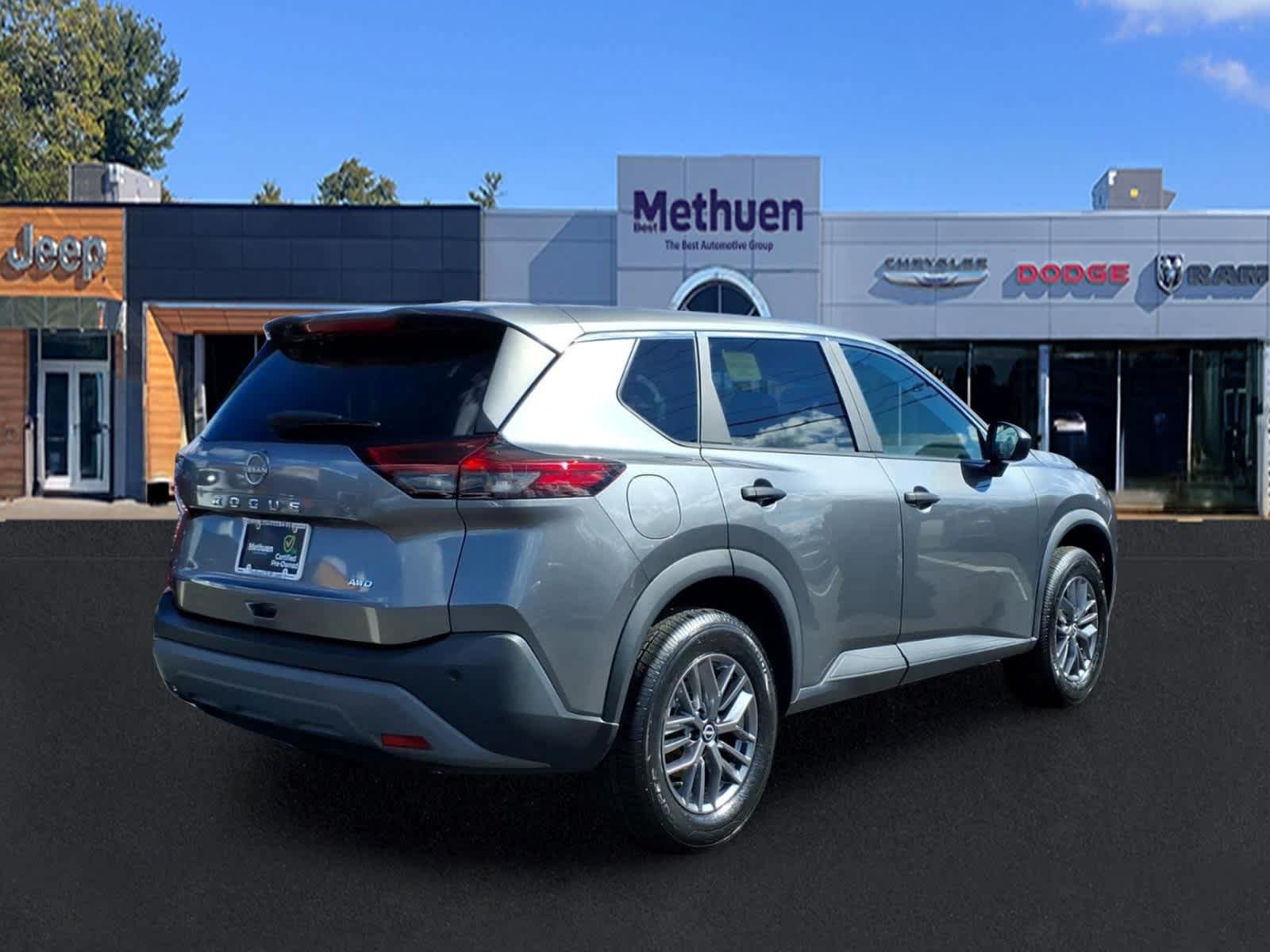 Used 2023 Nissan Rogue S AWD/4WD image 4