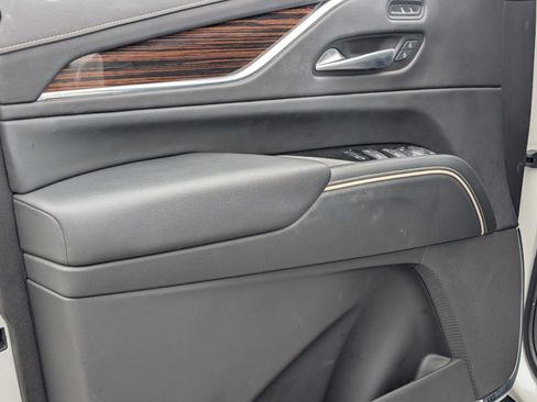 Used 2023 Cadillac Escalade Luxury AWD/4WD image 16