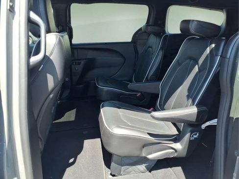 Used 2025 Chrysler Pacifica Limited FWD image 5