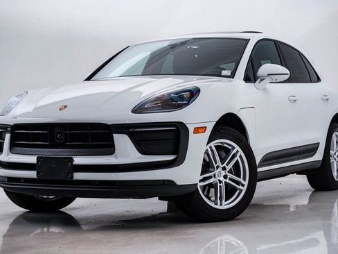 Certified 2025 Porsche Macan AWD/4WD image 1