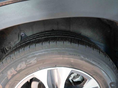 Used 2023 Toyota Highlander XLE image 31