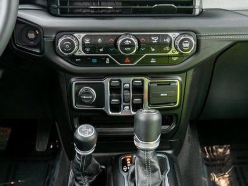 Used 2025 Jeep Wrangler Unlimited Sahara image 15