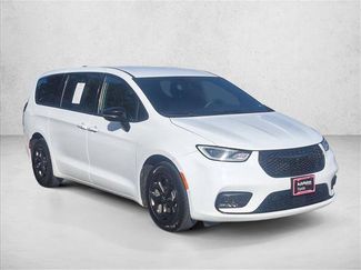 Used 2024 Chrysler Pacifica Limited video 3