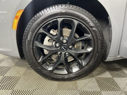 Used 2023 Chrysler Pacifica Touring-L w/ S Appearance Package AWD/4WD image 32