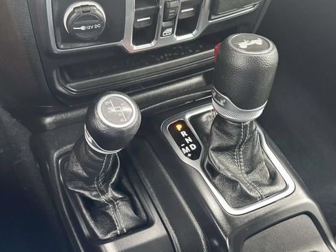 Used 2024 Jeep Wrangler Unlimited w/ Convenience Group AWD/4WD image 30