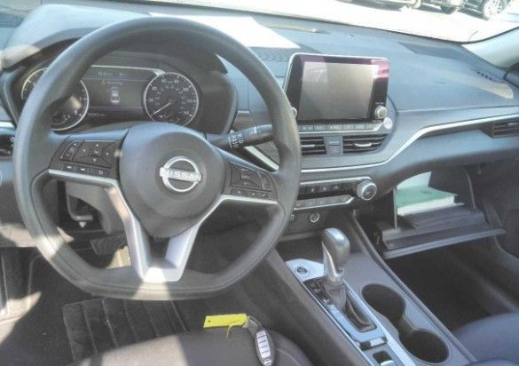 Used 2025 Nissan Altima 2.5 SV AWD/4WD image 5