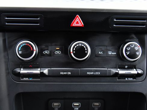 Used 2024 Kia Carnival LX image 23